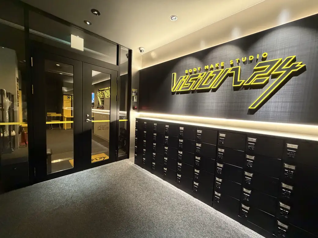 シューズロッカーと入り口