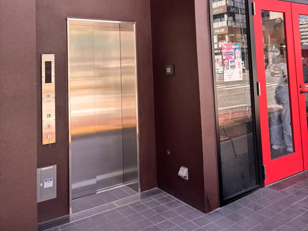 VISION24六本松店の入り口